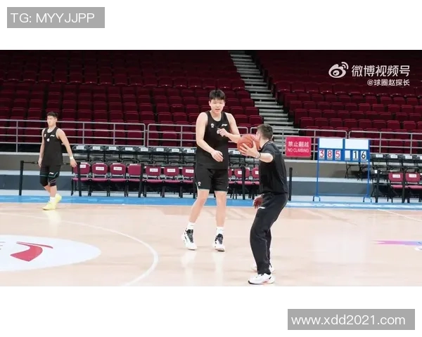 挡拆很瓷实！杨瀚森比赛中连续掩护队友得分